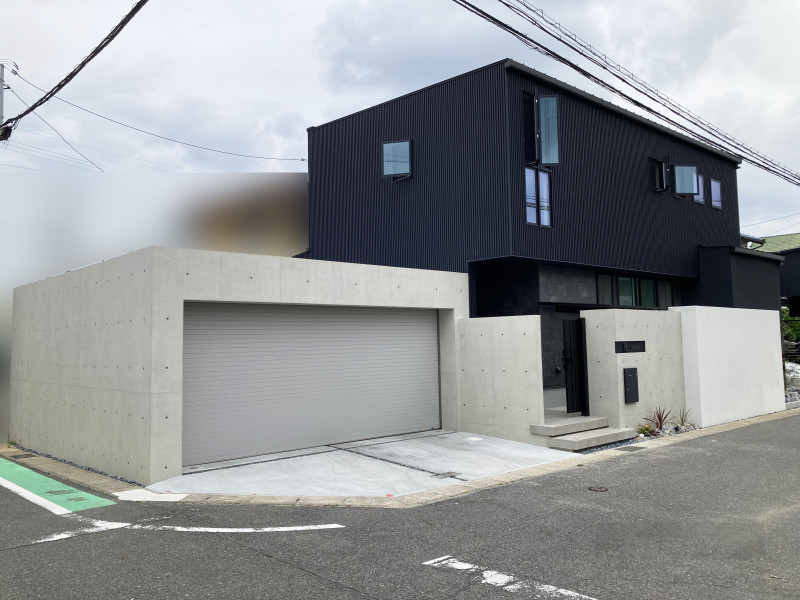 シンプルモダンテイストがおしゃれなクローズ外構 | L'Atelier